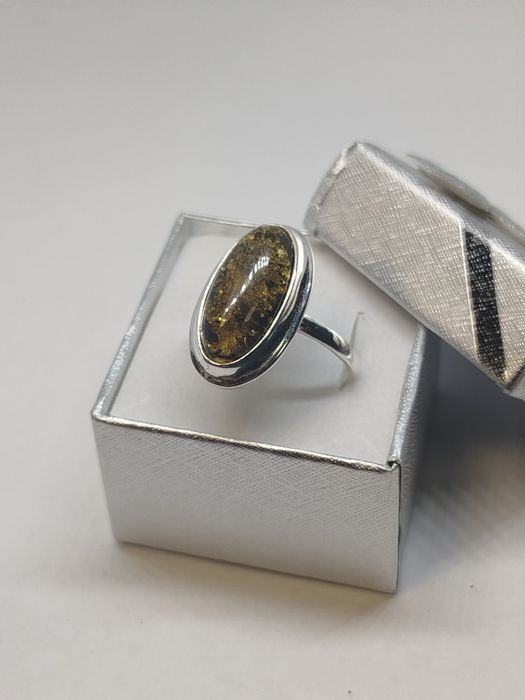 Srebrny pierścionek z zielonym bursztynem srebro 925 rozm. 24