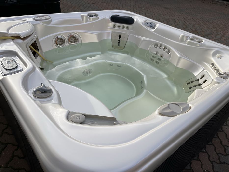 Jacuzzi ogrodowe caloroczne Hotspring BalboaGecko