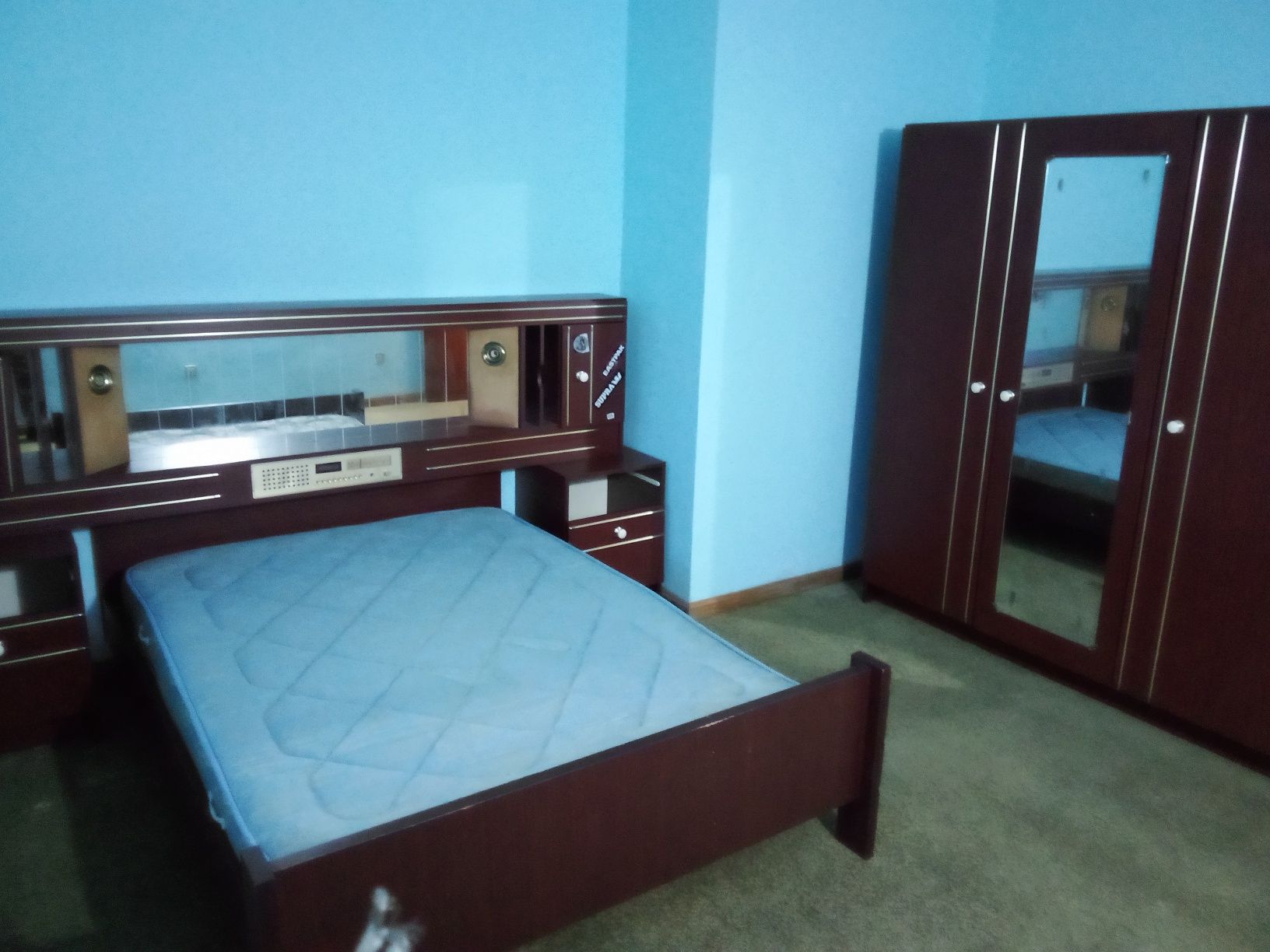 Casa com 3 pisos e garagem e terreno