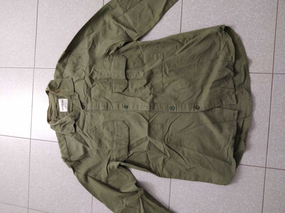 Várias camisas em bom estado