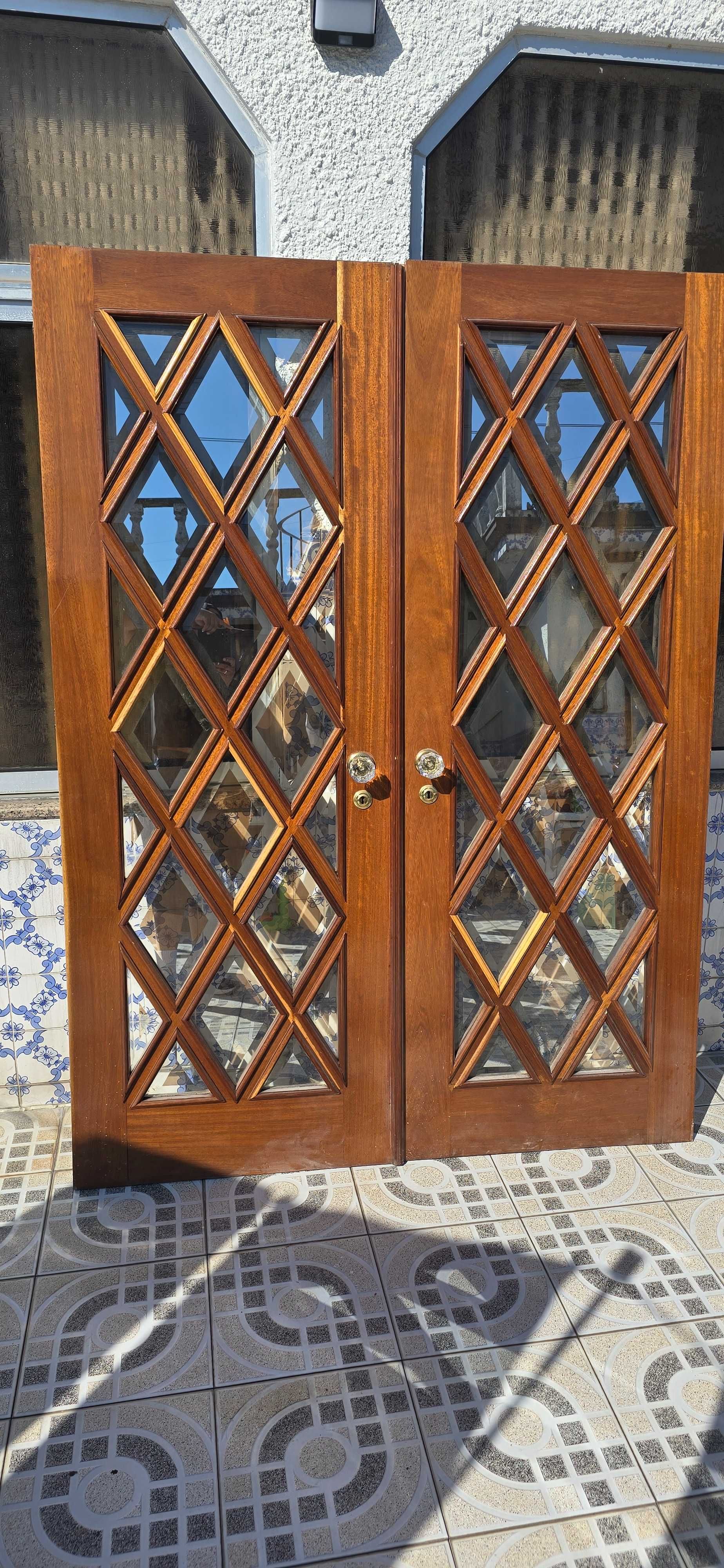 Portas em madeira e vidros espelhados completa com aros e puxadores.