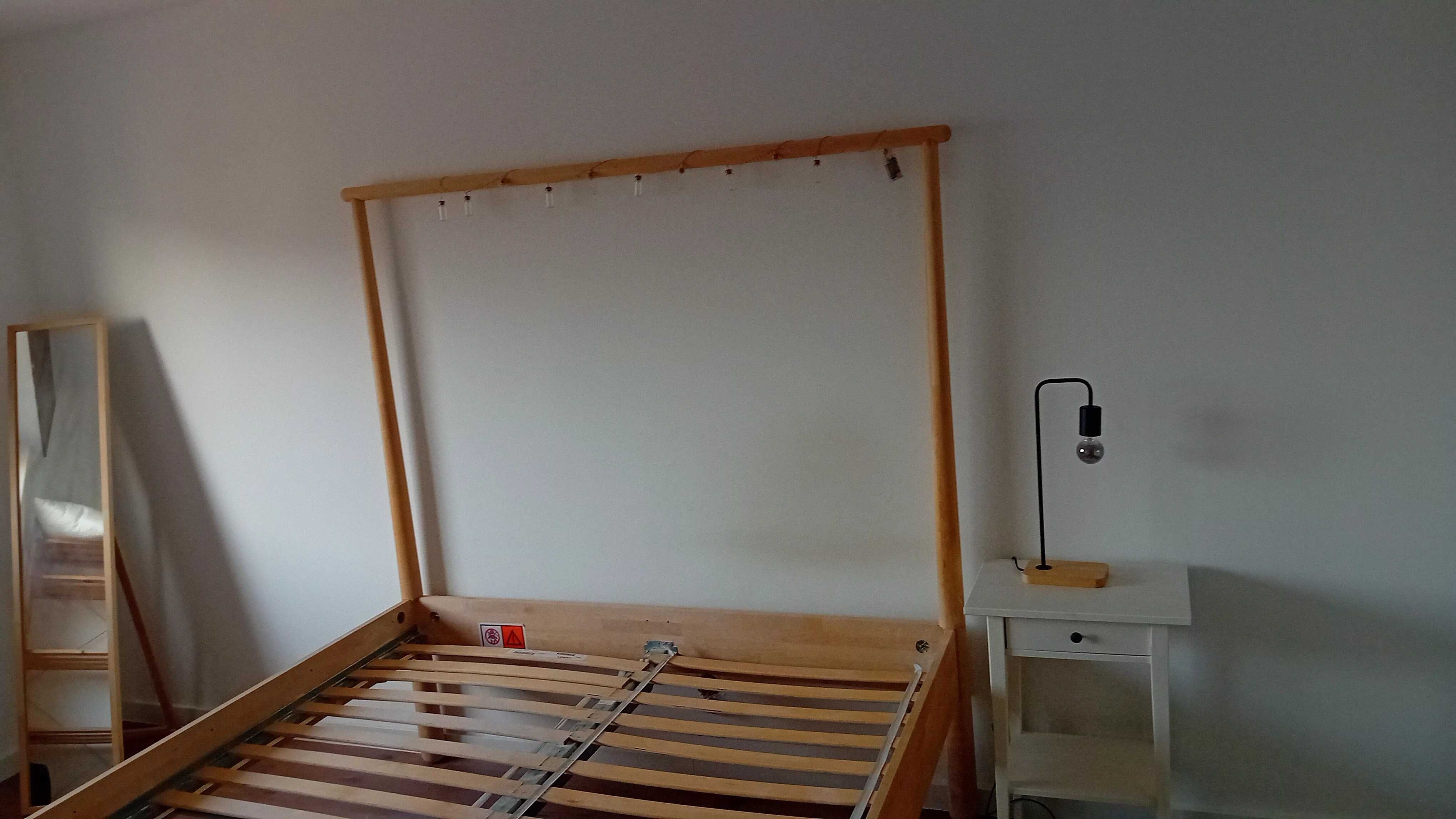 Cama de casal em madeira
