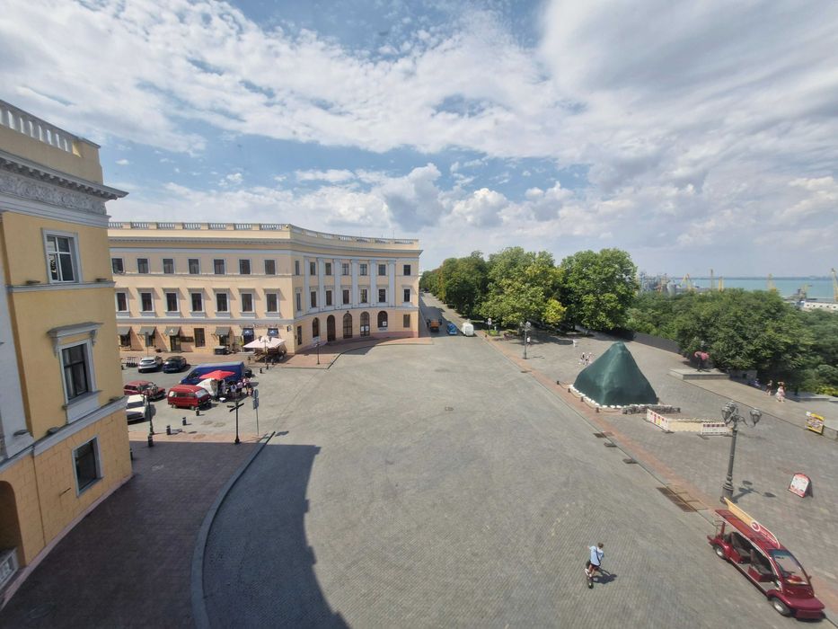 Центр Продам квартиру на Екатерининской площади ЛД