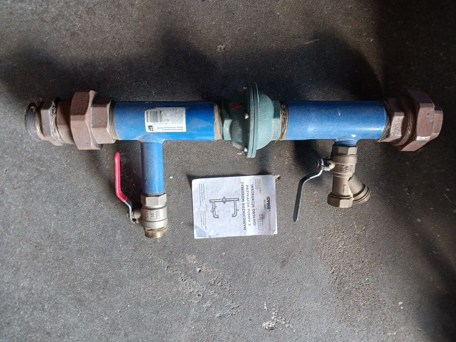 Przyłącze do pompy z zaworem różnicowym