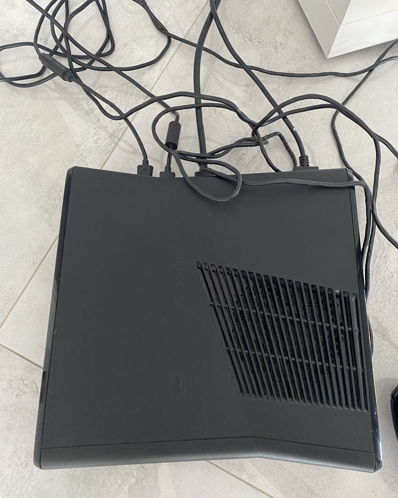 Xbox 360 z padem, kinectem i grami