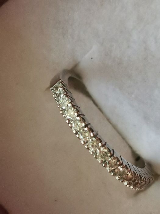 Złoty pierścionek z bialego zlota wysadzany brylantami