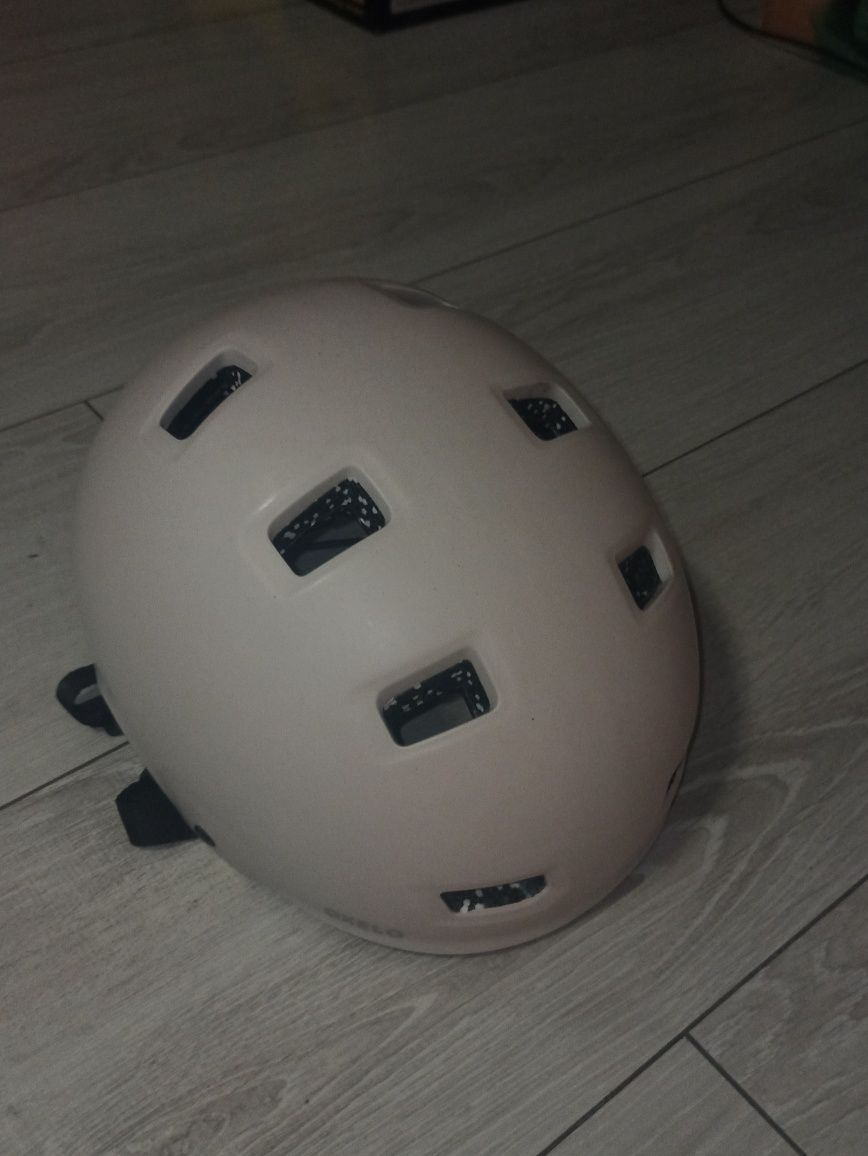 Kask na głowę biały