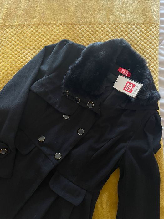 Sobretudo feminino plissado em preto