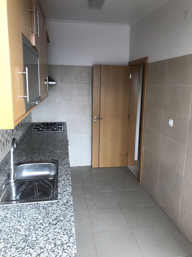 Quarto em apartamento T2 na Amadora