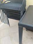 mesa exterior com 8 cadeiras com almofada, marca Cane-Line