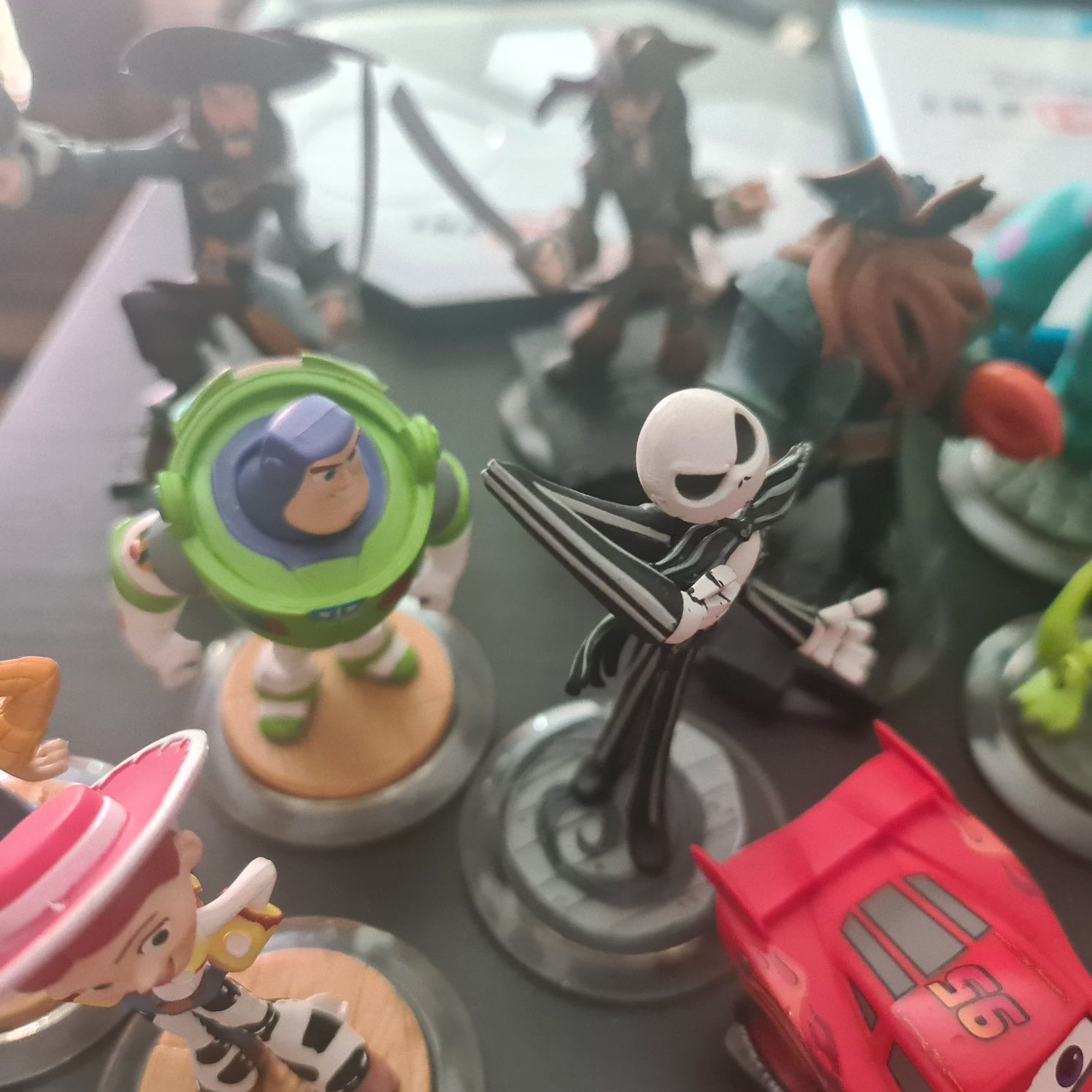 Jogo wii u  infinity com várias figuras e base.