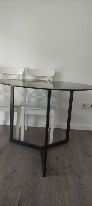 Mesa redonda com tampo de vidro preto