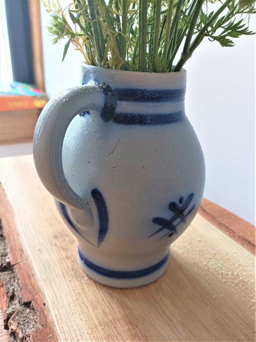 Zestaw glinianych naczyń, kamionka i wazon. Ozdobne dzbanki. Dzban.