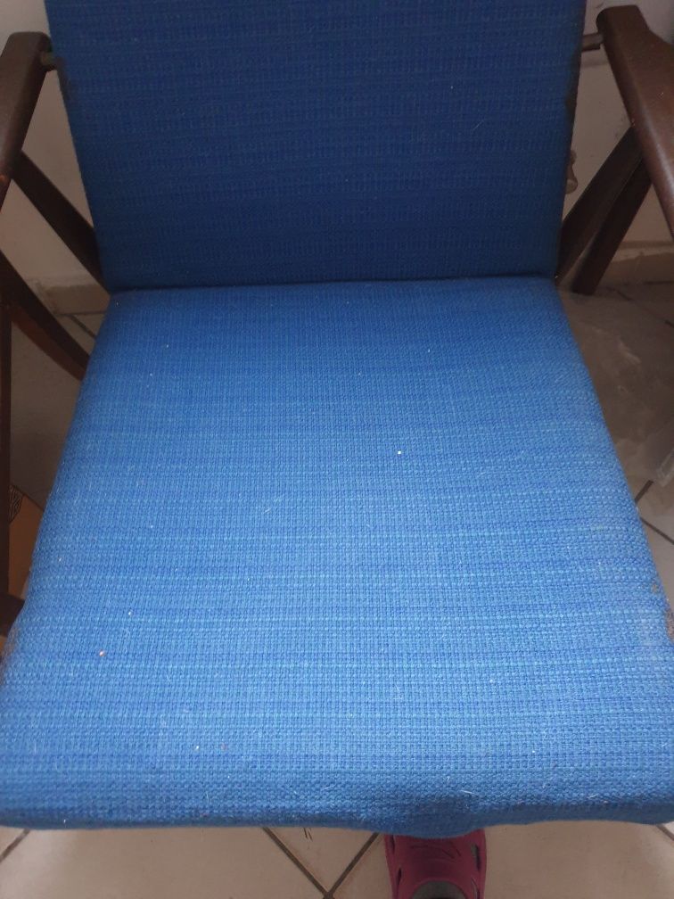 Stary fotel Lisek z kolekcji PRL-u.