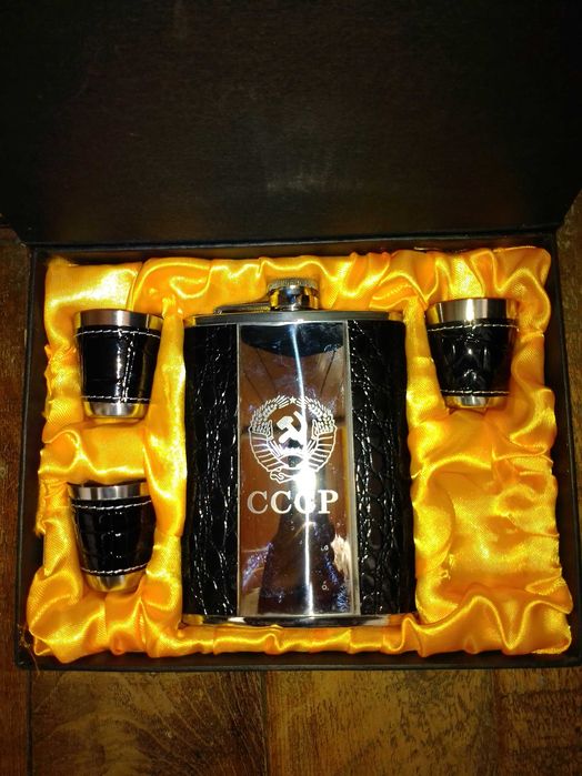 Продам флягу сувенирную с рюмочками