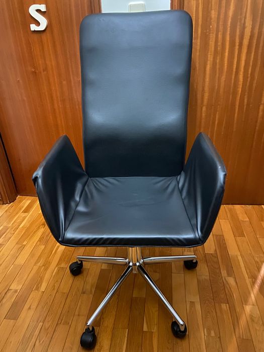 Cadeiras de escritório várias.