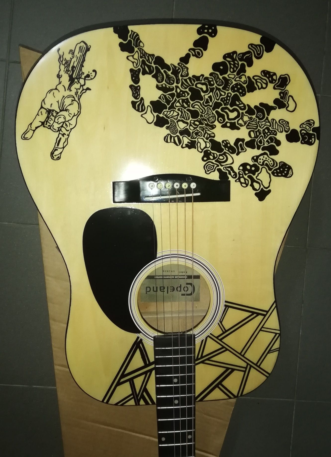 Guitarra eletroacústica nova.