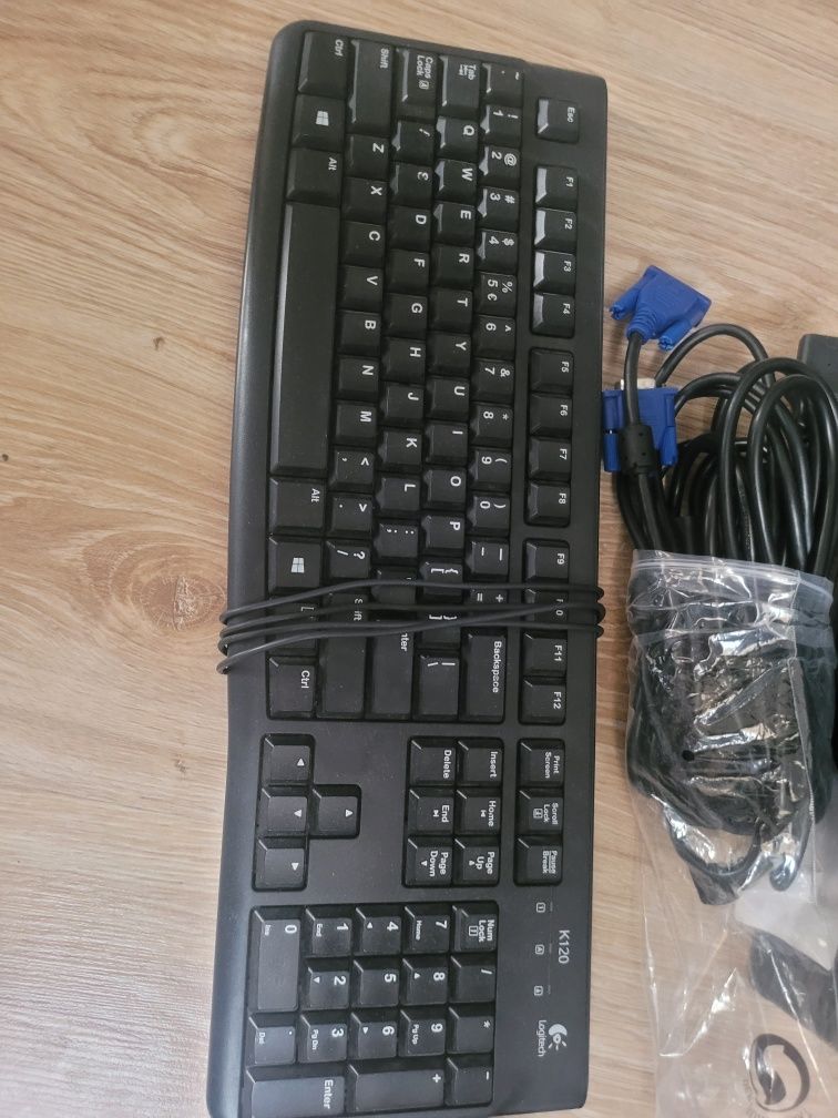 Komputer biurowy z monitorem