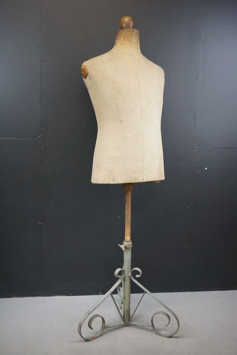 Stary manekin krawiecki męski na stalowej nodze zabytkowy