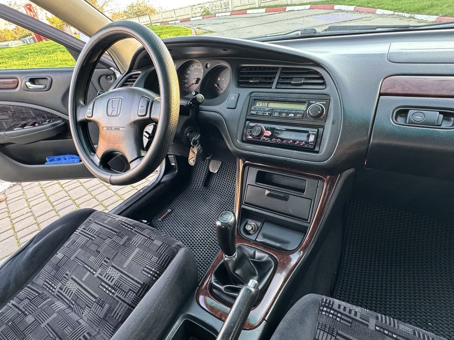 Продам Хонду Акорд 1.8 механика Срочно!