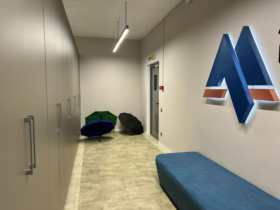 Сучасний Офіс 350 (м2) на Пасічній, Власник