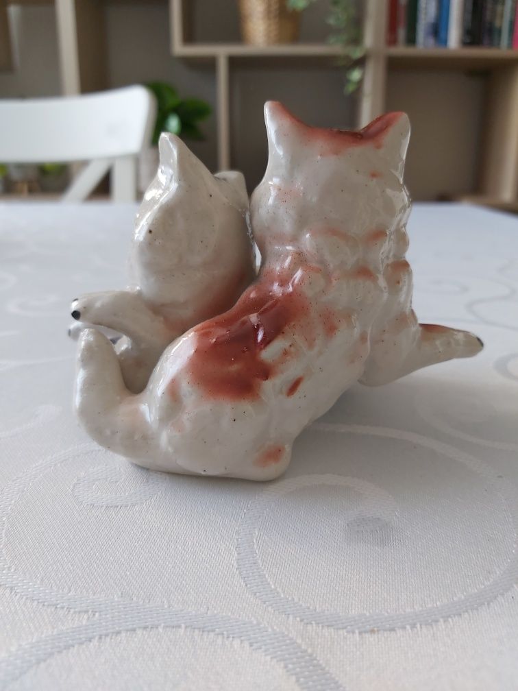Figurka porcelanowa kotki z piłką kot koty porcelana ozdoba dekoracja