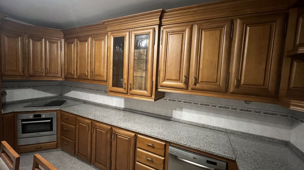 Cozinha em Castanho Maciço