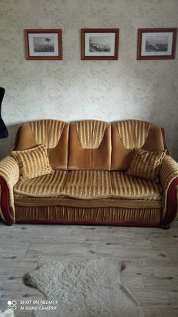 Sofa z funkcją spania i poduszkami