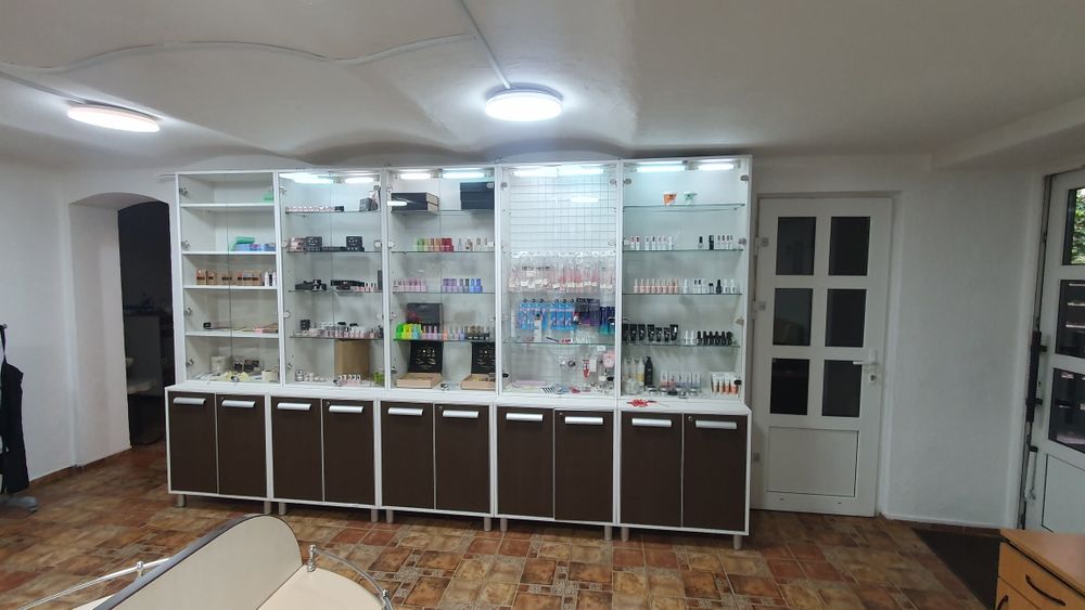 Торгові меблі. Вітрини Чернівці. Меблі для салону