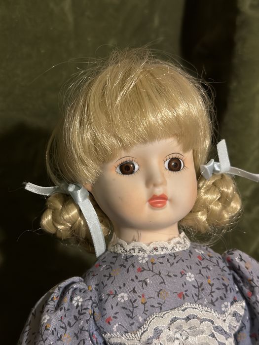 Лялька порцелянова