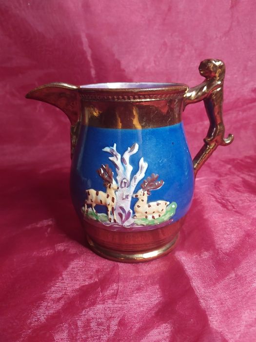 Miedziany dzban z lwen kryty politurą