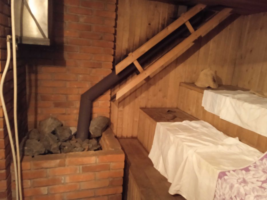 будинок  з цокольним етажем літня кухня, господарчі споруди