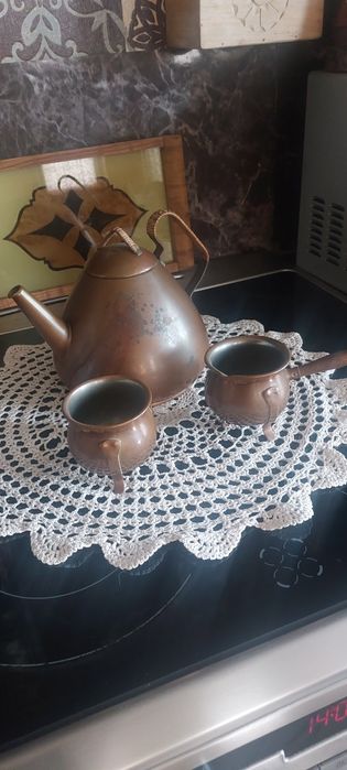 Miedziany czajnik, imbryka z naczyniami