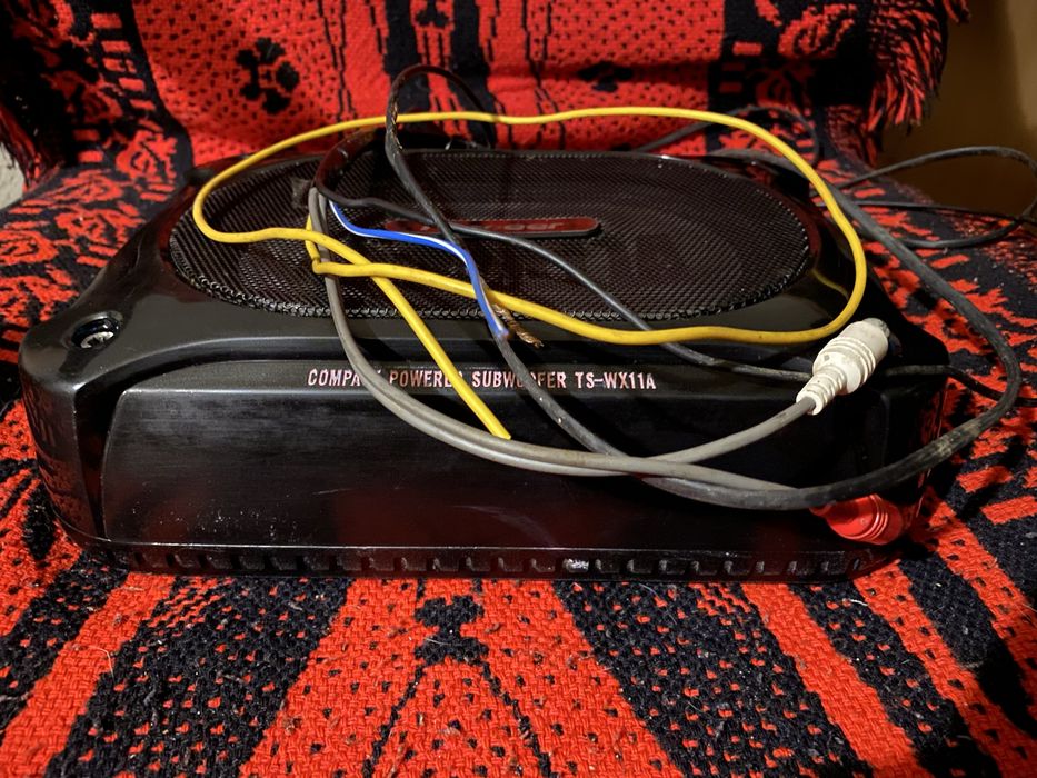 Subwoofer samochodowy, aktywny, marki Pioneer.