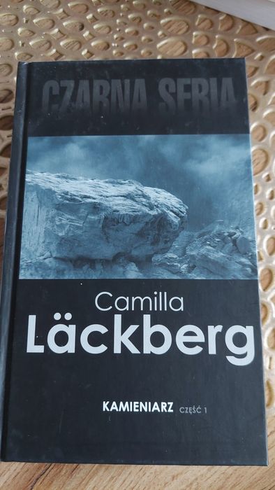 Kamieniarz część 1, Stieg Larsson