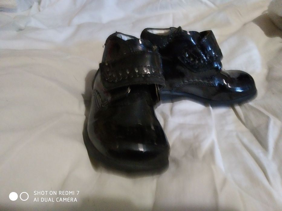 Продам обув детскую до 2 лет