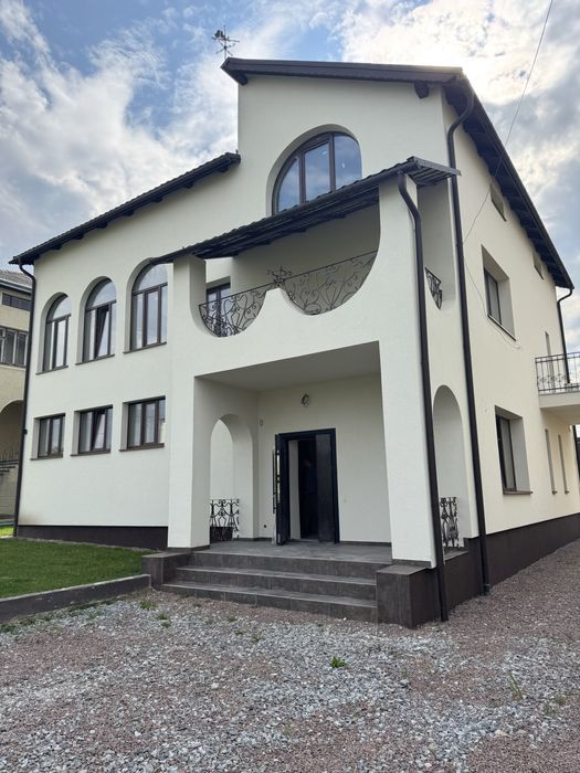 Продам сучасний двоповерховий будинок у м. Трускавець