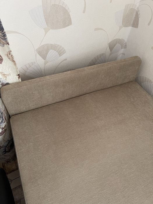 Tapczan jasny solidny