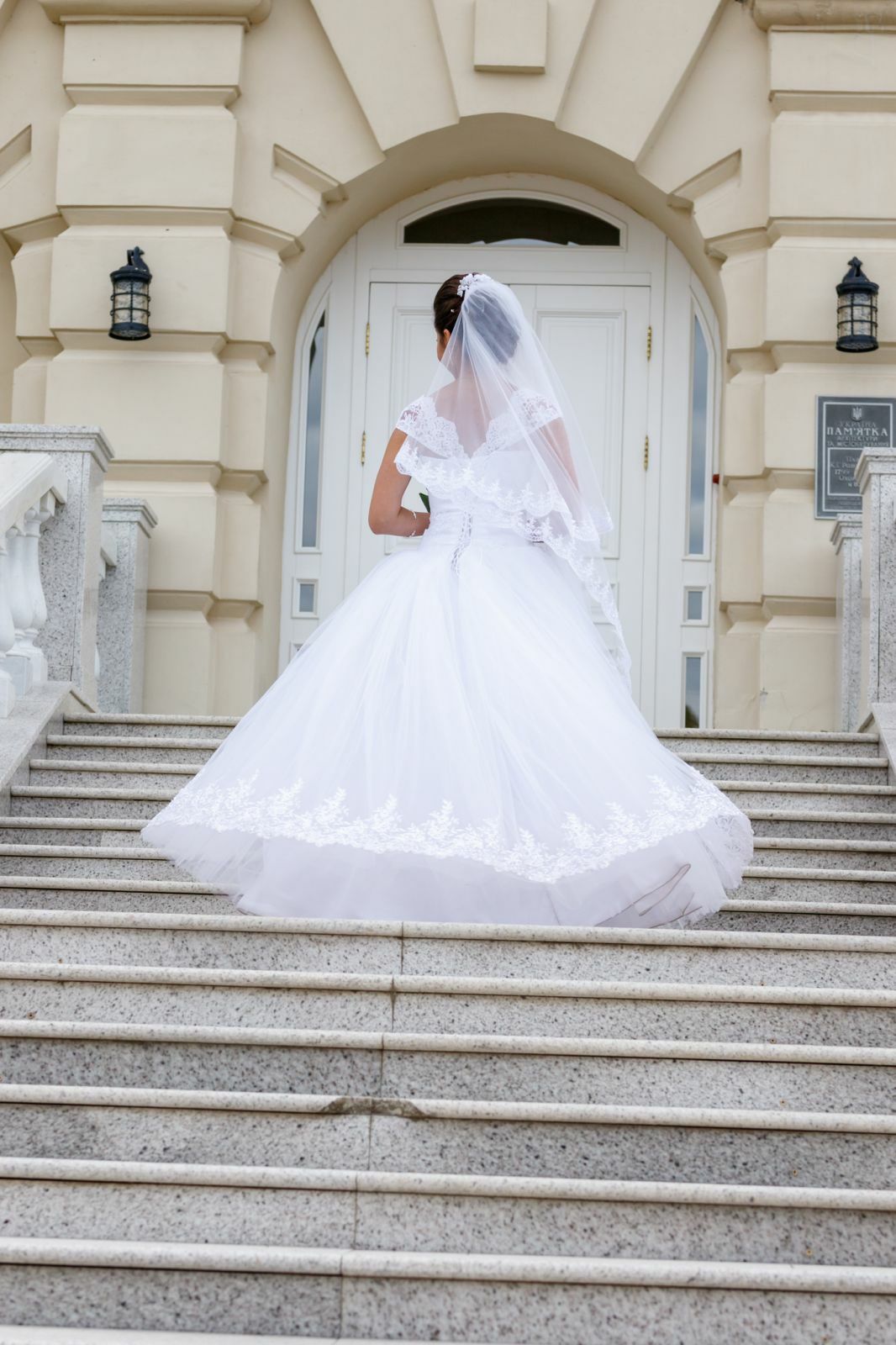 Весільна сукня білі та фата