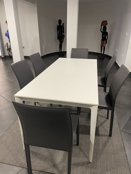 Mesa de sala de jantar BoConcept branca lacrada + 6 cadeiras cinzentas