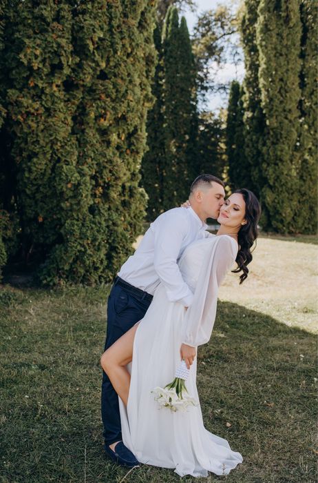 Святкова біла сукня