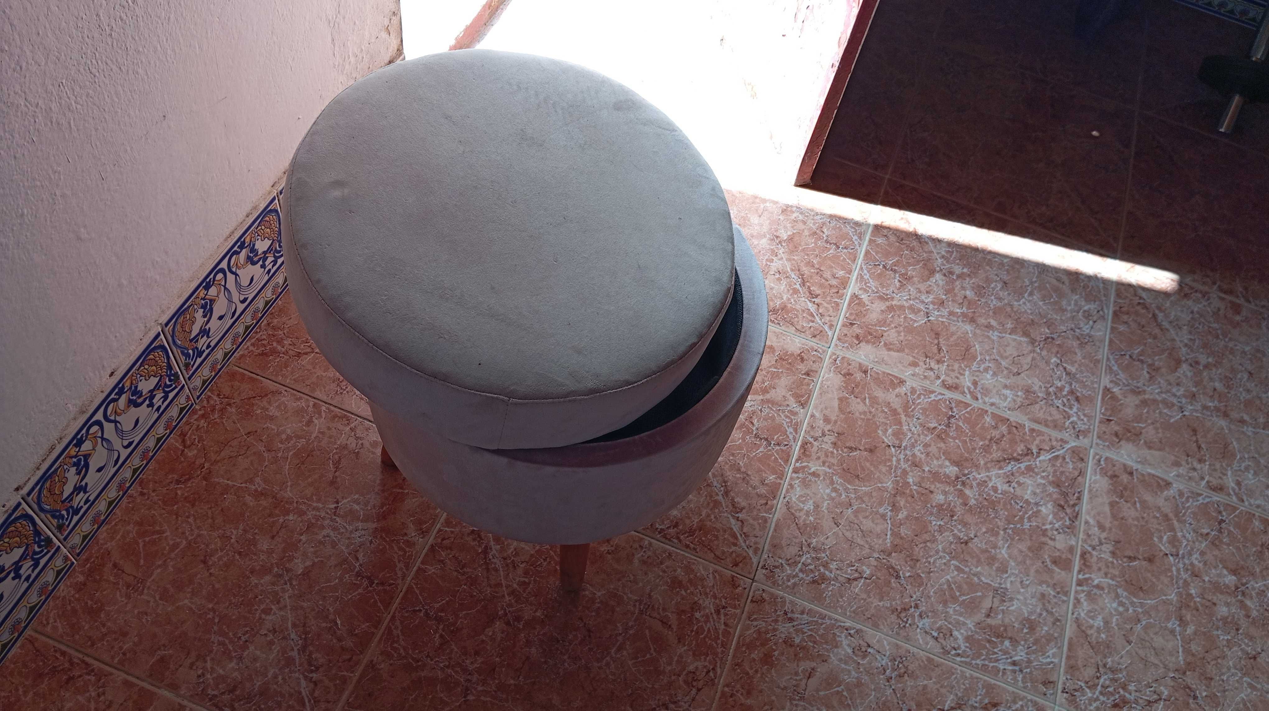 Puff / Banquinho estofado com arrumação