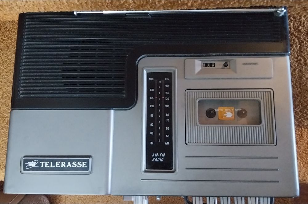 Leitor de cassetes com radio e tv