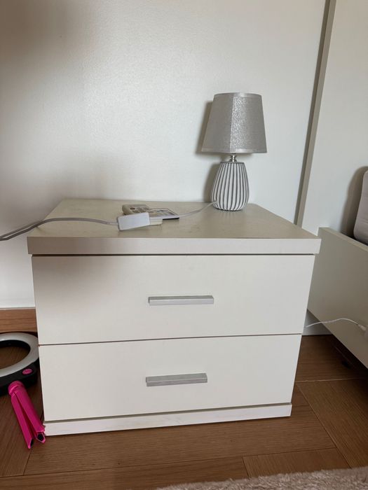 Cama de casal branca com estrado, colchão e 2 mesas de cabeceira