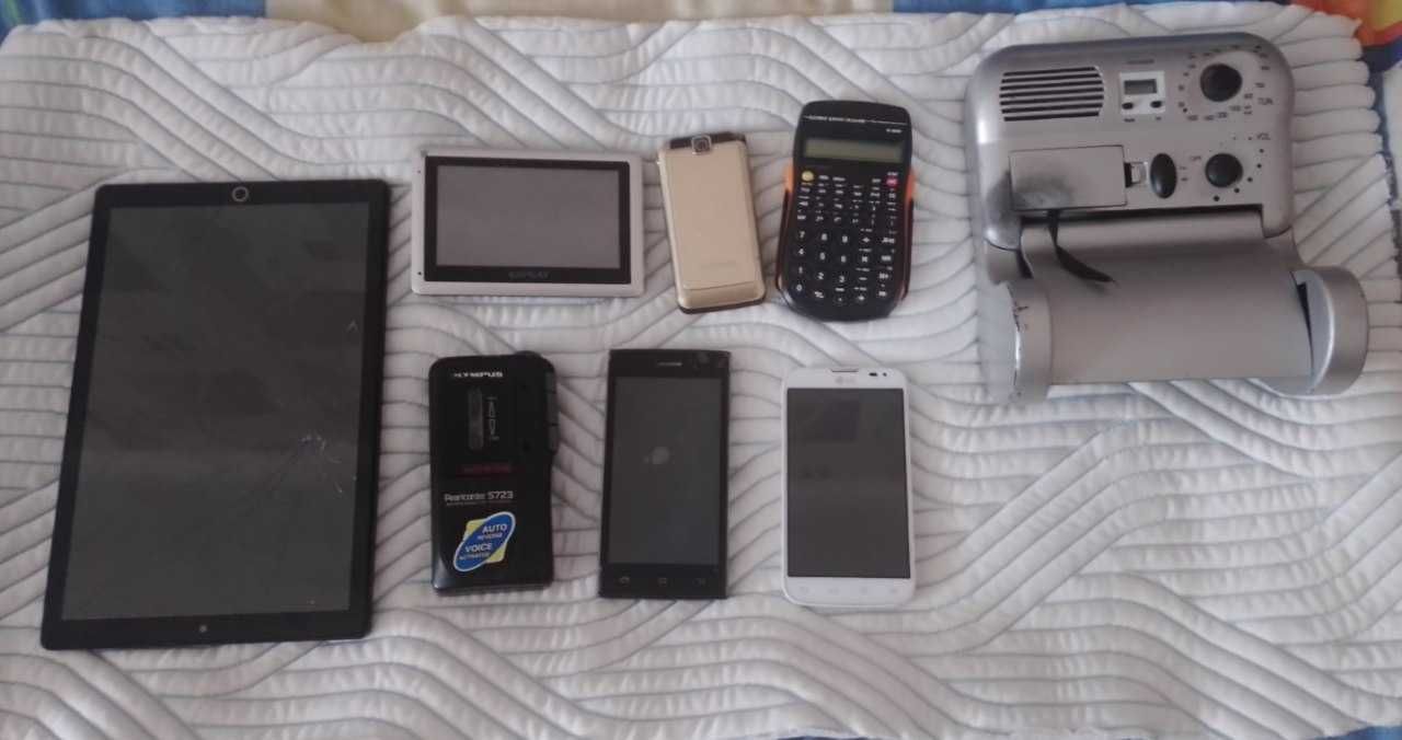 Неробочі гаджети та електроніка: телефони, планшет, диктофон та ін.