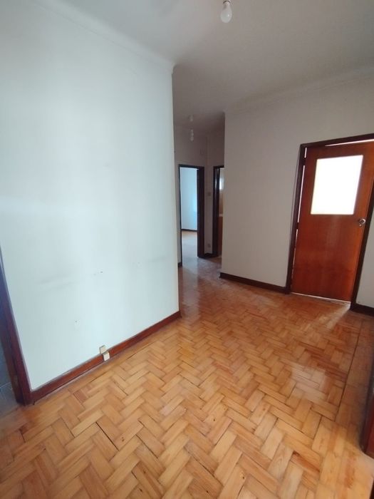 T4 na Rua Mateus Fernandes, Covilhã, entrada privativa, estacionamento