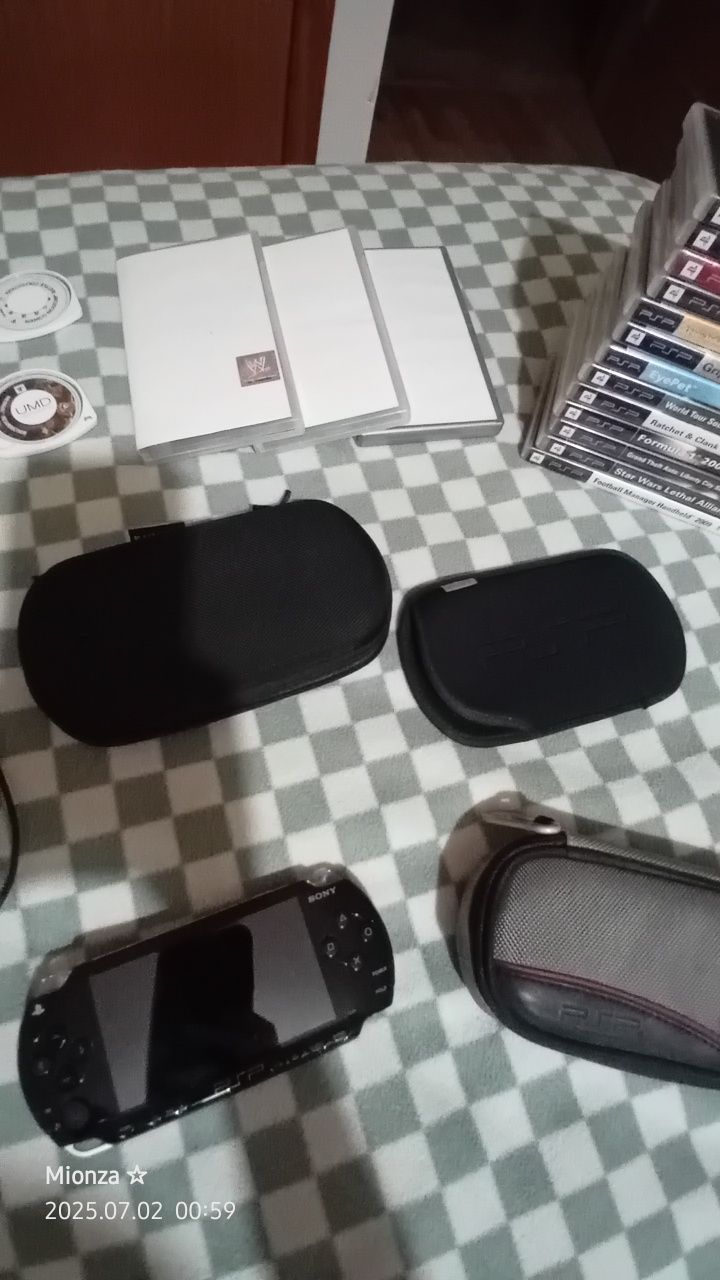 PSP com vários acessórios e 25 jogos