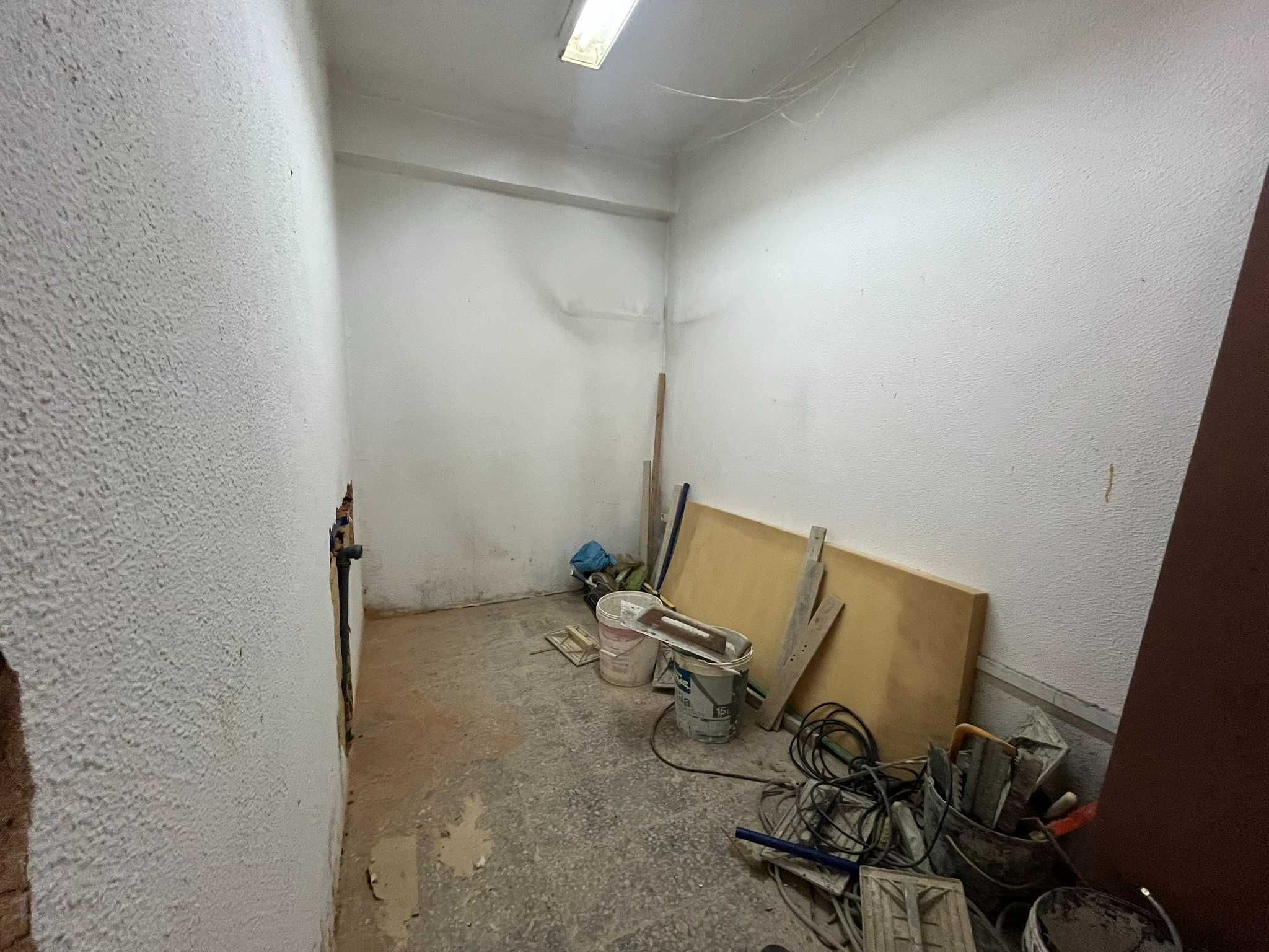 Arrenda-se Loja Remodelada - 100m2 - B. São Gabriel (Setúbal)