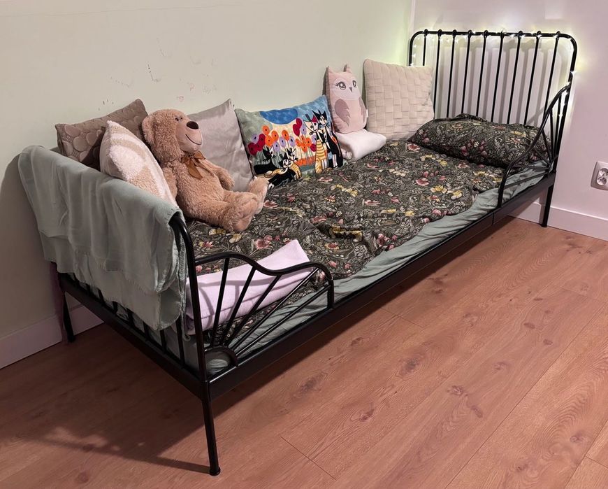 Czarne łóżko rosnące MINNEN z materacem