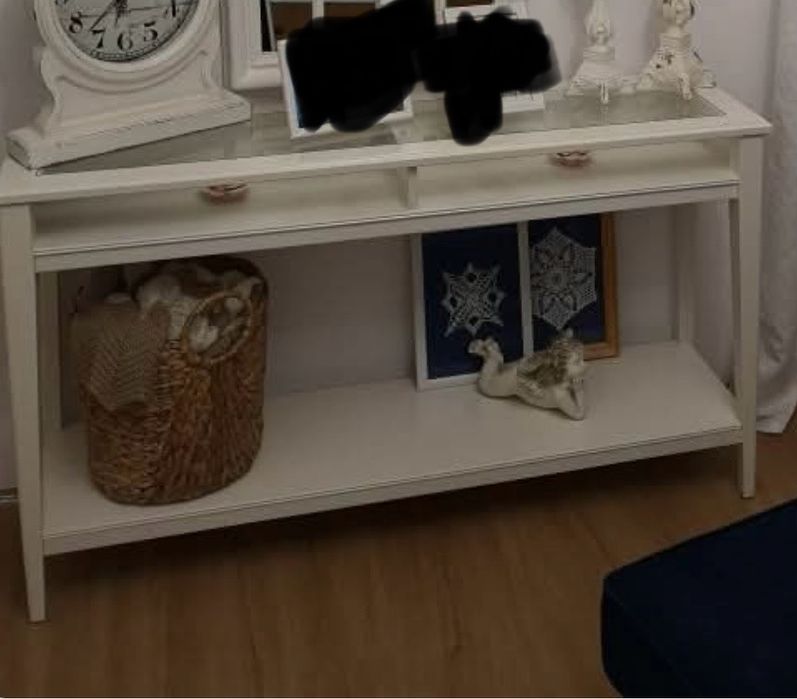 Biała konsola Ikea